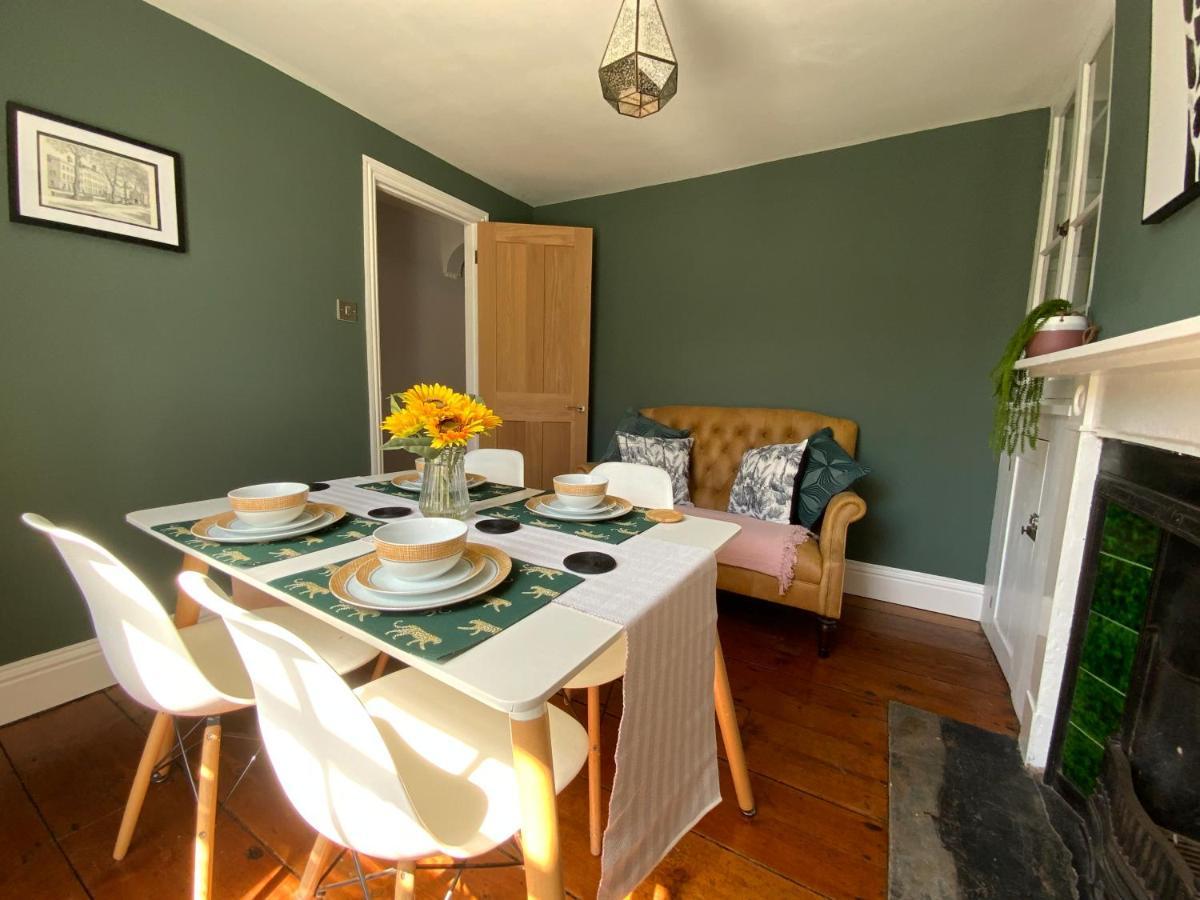 Charming Mins From Centre Chichester