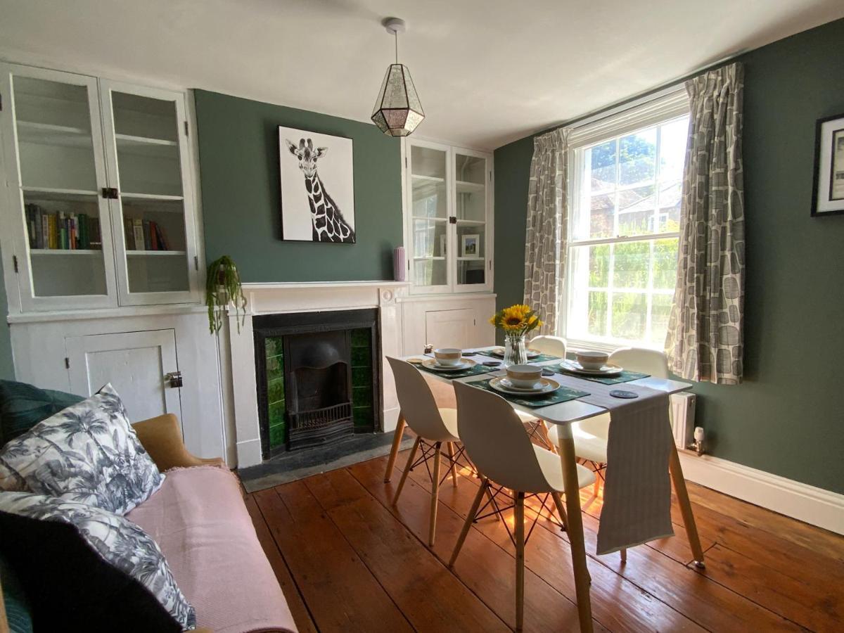 Charming Mins From Centre Chichester