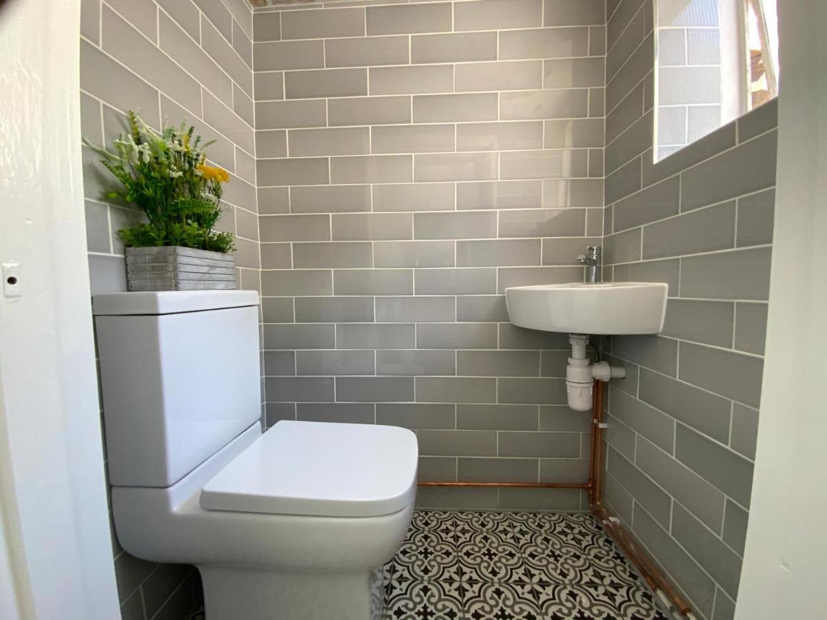Charming Mins From Centre Holiday home Chichester